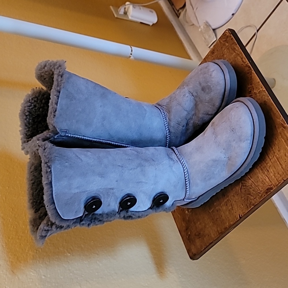 UGGS Bailey Button Gray sz 8